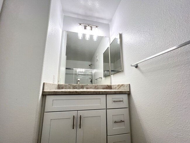 Building Photo - 3 bedroom, 2.5 bathroom home located in Henderson, NV!