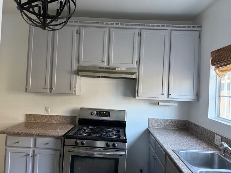 Building Photo - 1424 W 45th St