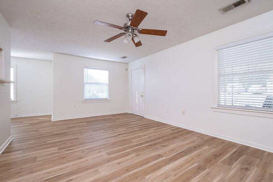 Building Photo - 1808 Iris St