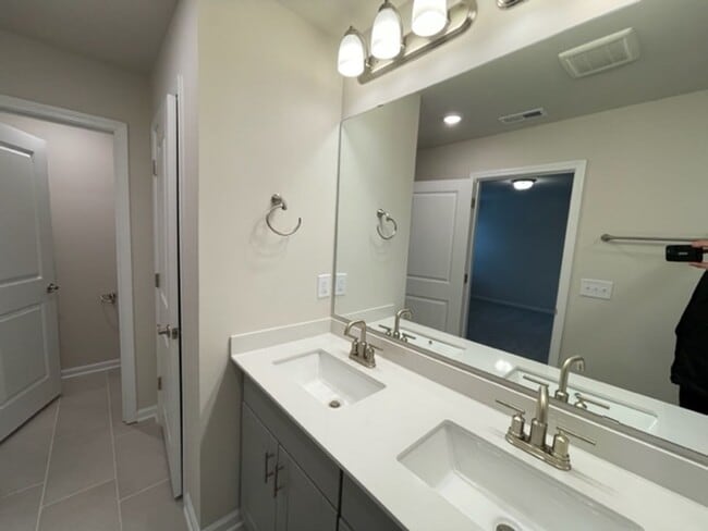 Building Photo - Like New Townhome in South & Main, Fuquay-Varina!