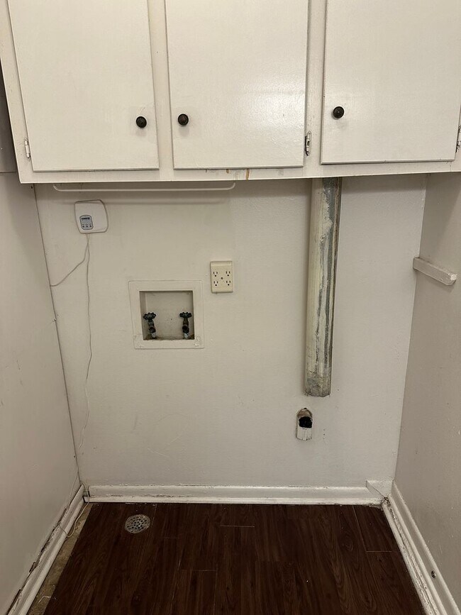 Building Photo - College Station - 2 bedroom - 1 bath - fenced in yard - WD connections