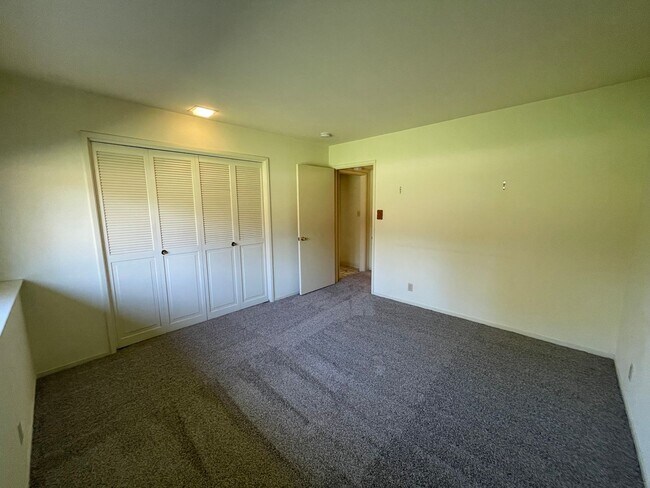 Building Photo - Custom home located next to Oakdale Country Club!