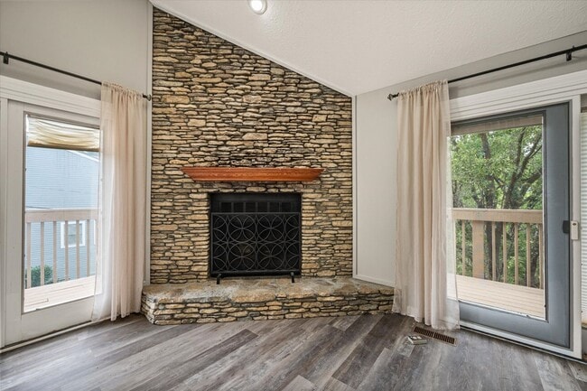 Building Photo - TownHouse In Prospect !