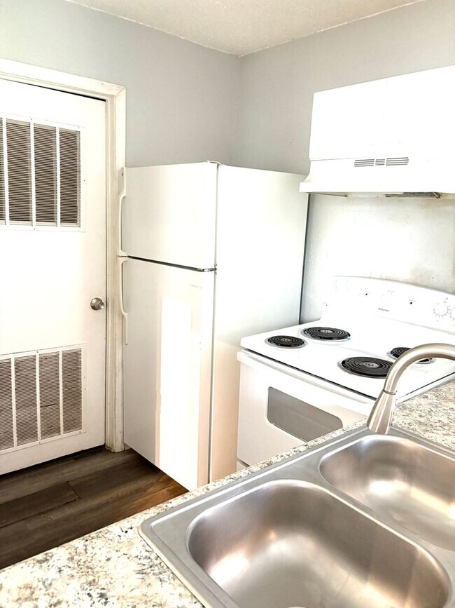 Building Photo - 1522-1522 E 50th St