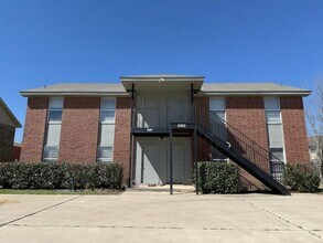 Building Photo - 1505 Benttree Dr