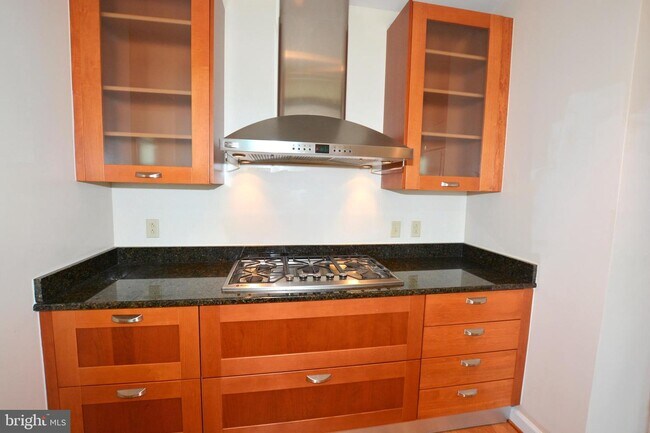 Building Photo - 5750 Bou Ave