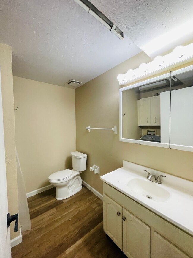 Building Photo - 4 Bedroom Town-home Near Downtown Golden A...