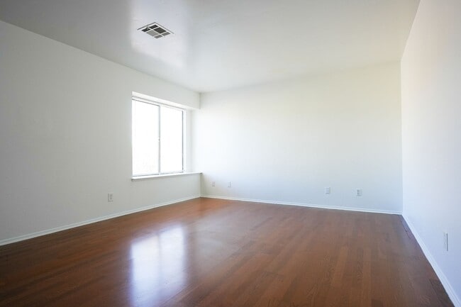 Building Photo - Stunning 3 Bed / 2.5 Bath Home w/ Loft, Two-Story Atrium & Remodeled Kitchen