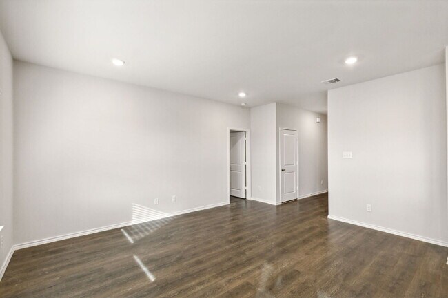 Building Photo - 606 Wrangler Dr
