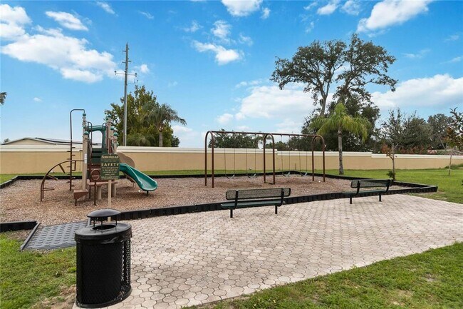 Building Photo - 2204 Fan Palm Dr