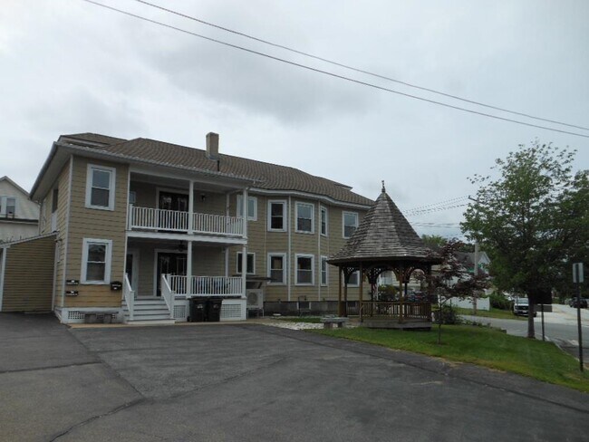 Building Photo - 677 Belmont St