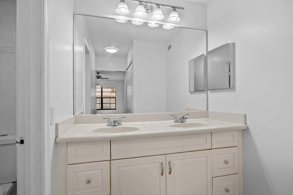 Building Photo - 9905 Pineapple Tree Dr