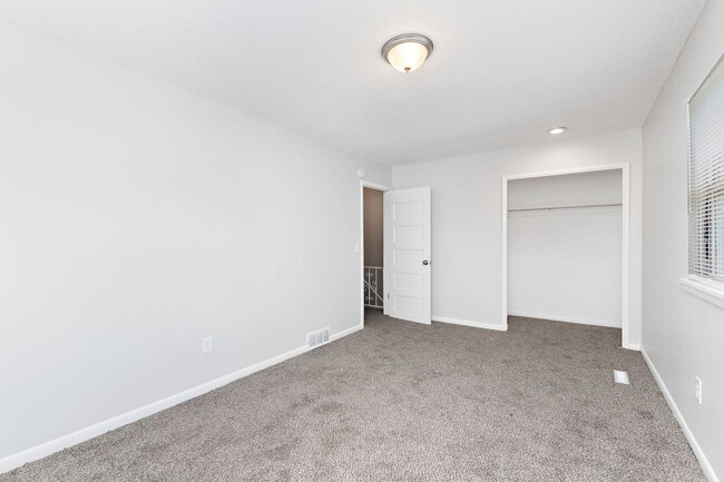 Building Photo - Remodeled & Updated 2 Bedroom Duplex Unit!