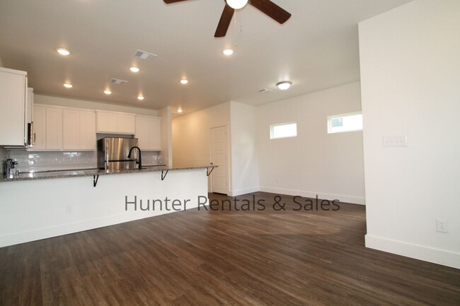 Building Photo - Upscale Three-bedroom Townhome!