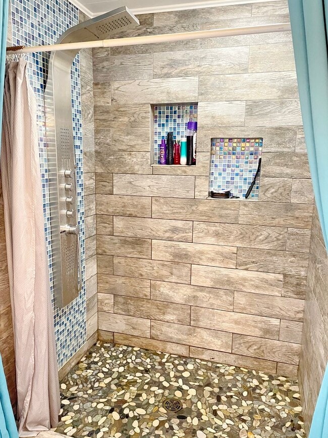 Building Photo - Wailuku Heights Executive Style 3Bed/2Bath Furnished Upstairs Home - Pool w/ cabanas - Most Utili...