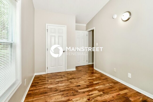 Building Photo - 3 Bedroom Pet-Friendly Home in Louisville, KY with Main Street Renewal