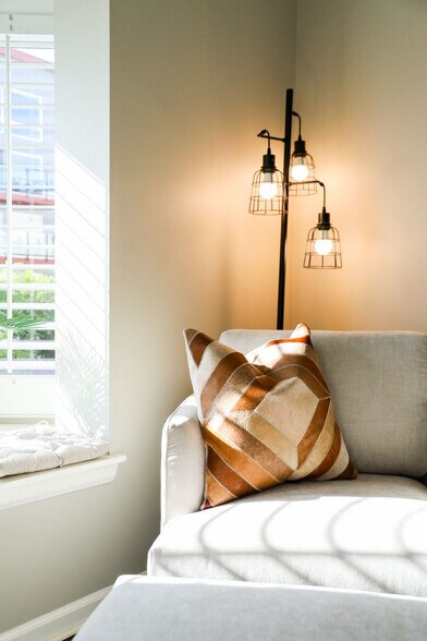 Building Photo - 2419 Fifth Avenue-SI FL1-ID1335164P