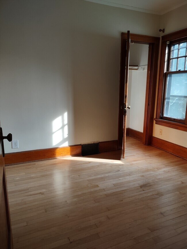 Back bedroom - 2914 S Lenox St