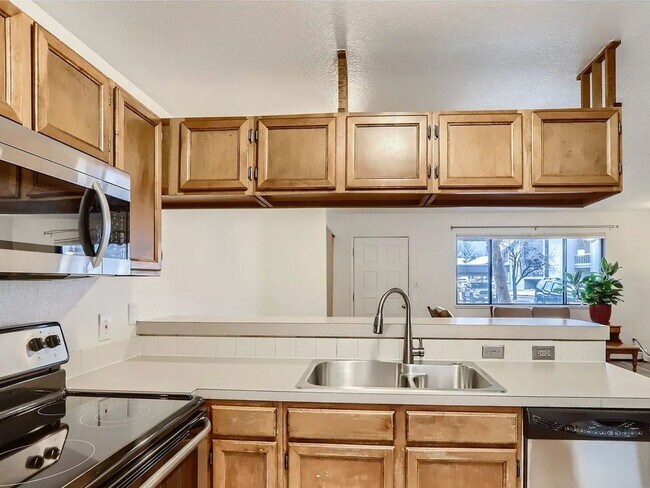 Building Photo - 1 Bedroom Condo with In-Unit Laundry and Private Patio