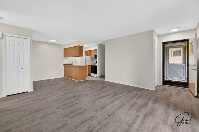 Building Photo - $1295 2 bedroom ground floor condo