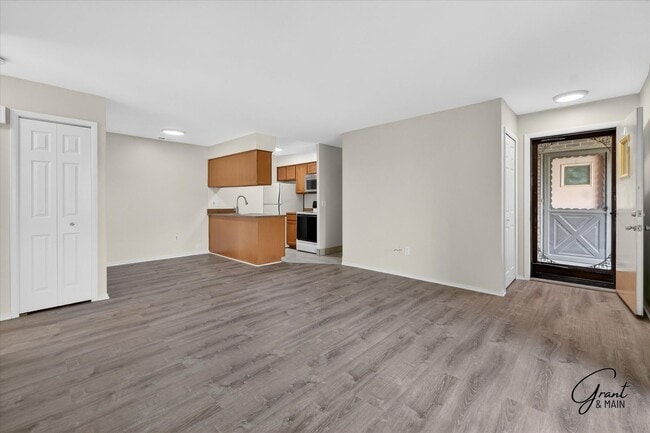 Building Photo - $1395 2 bedroom ground floor condo