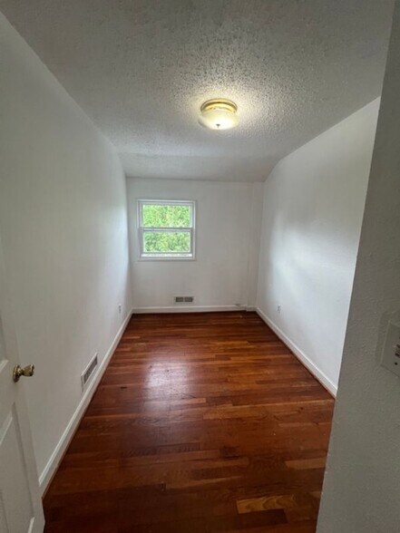 Building Photo - 927 Southridge Rd
