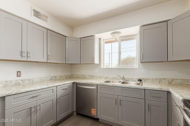 Building Photo - 2434 E Maryland Dr