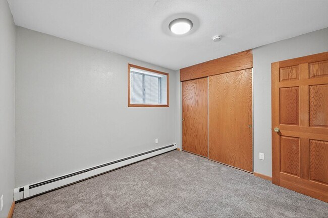 Building Photo - Updated Spacious 2BR/1 Bath Apartment Avai...