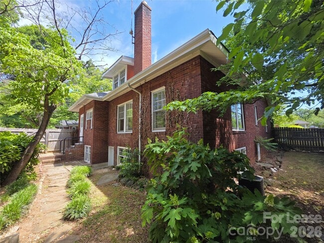 Building Photo - 337 N 9th St