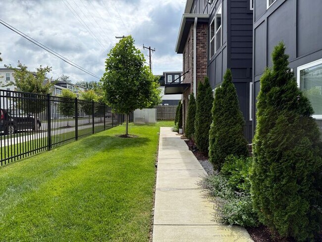 Building Photo - 3 - Level Modern Apartment in East Nashville