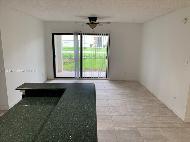 Building Photo - 570 S Park Rd