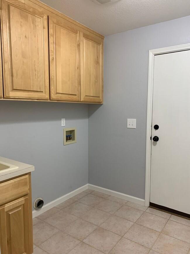 Building Photo - 4 Bedroom, 2 Bath near Pine Grove