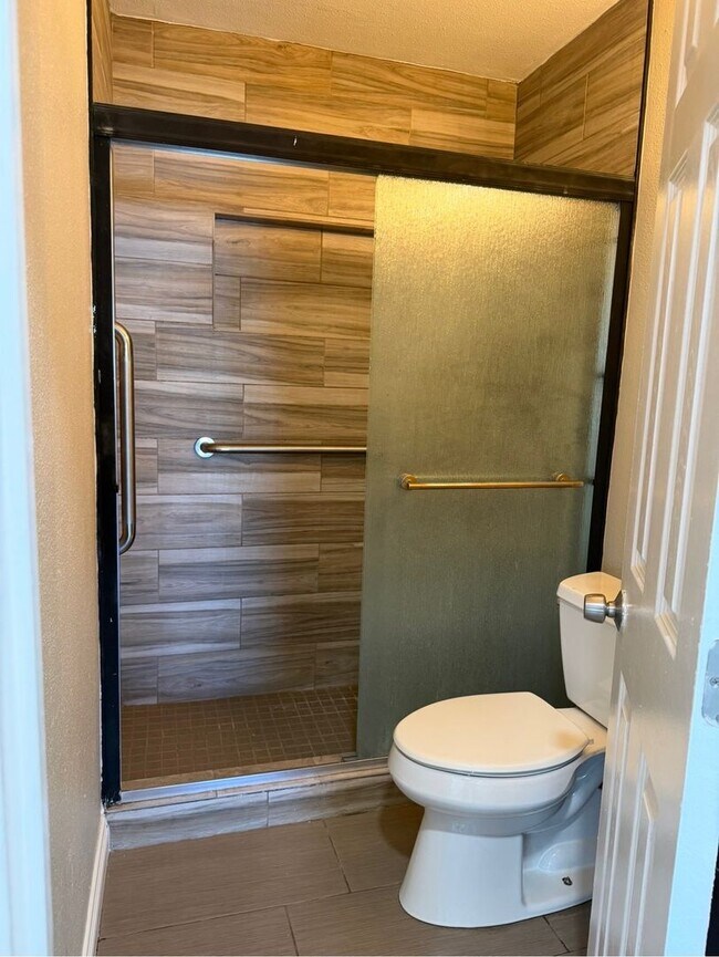 Building Photo - 5 Bed 3 Bath House Available Now!
