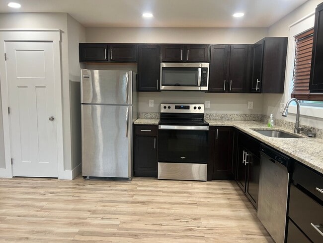 Building Photo - Beautiful home 3 minutes from ETSU!
