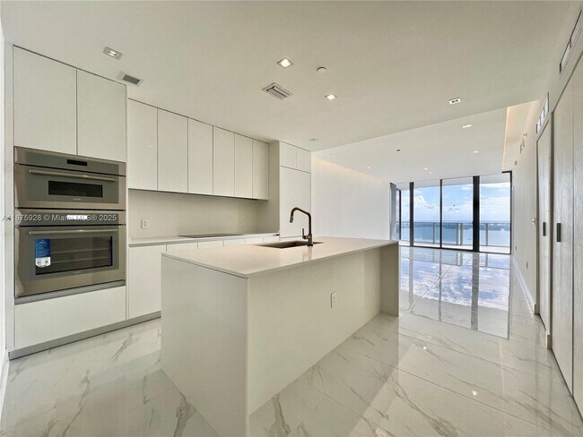 Building Photo - 700 NE 24th St