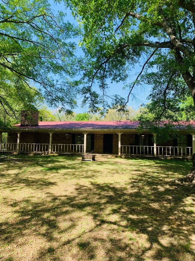 Building Photo - 295 CR 102
