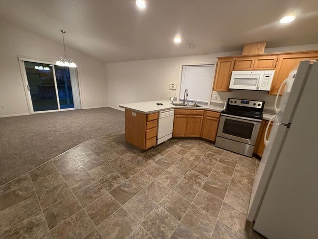 Building Photo - 3 bed|2 bath house with NEW PAINT & CARPET!