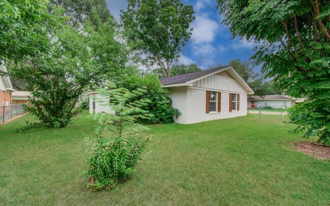 Building Photo - 1722 Front St