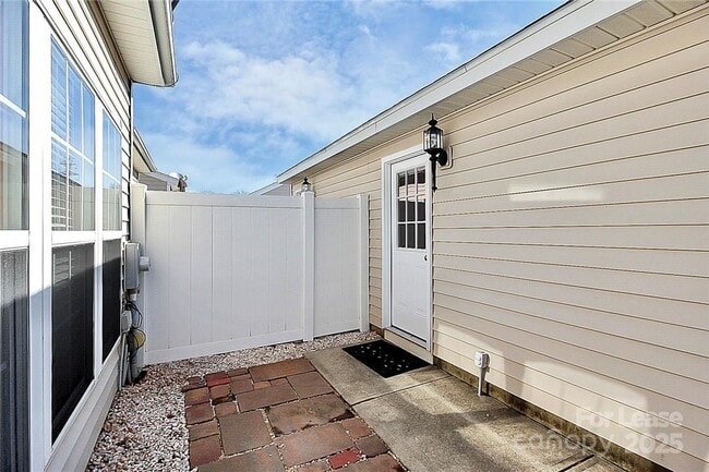 Building Photo - 9563 Glenashley Dr