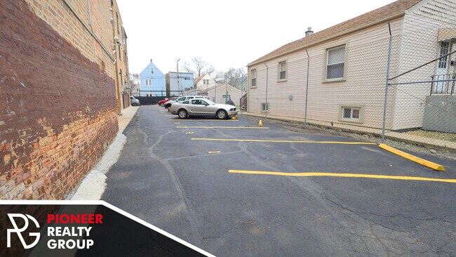 Building Photo - 3637 W Dickens Ave