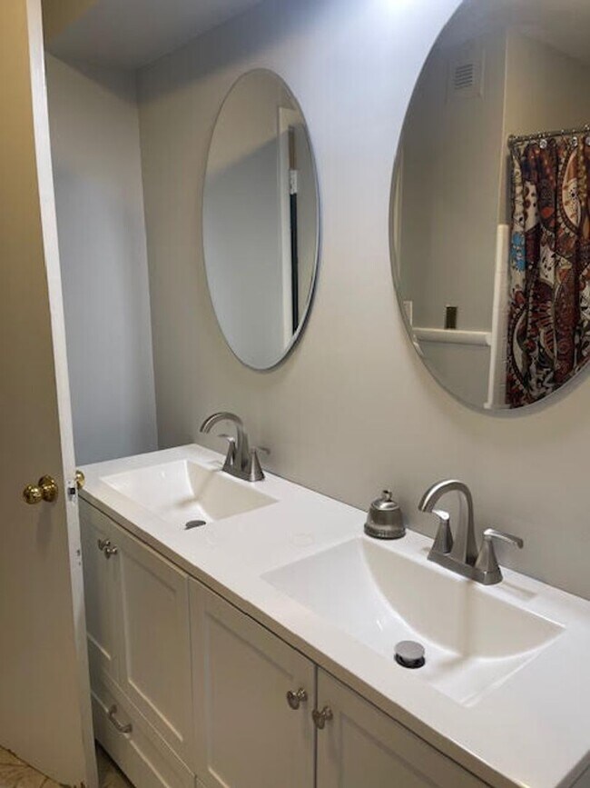 Building Photo - Well Maintained Mid Town Bungalow!