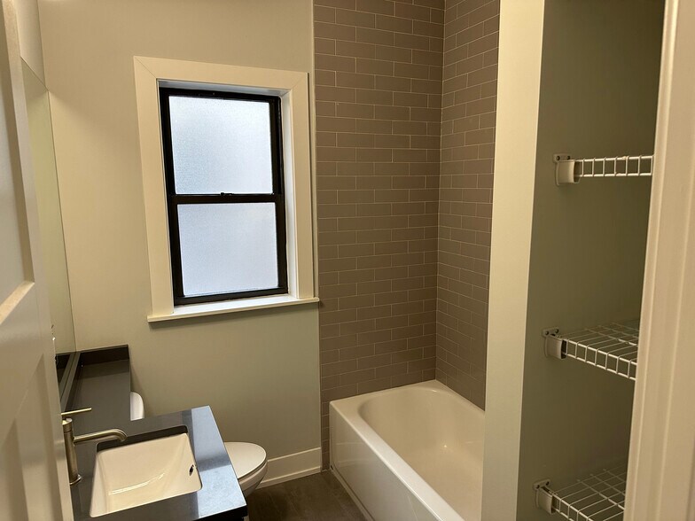 Building Photo - 1143 Maple