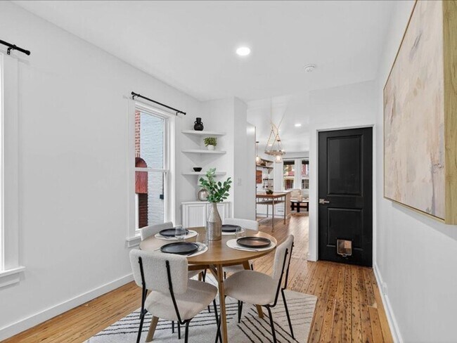 Building Photo - Gorgeous 4 Bedroom 2.5 Bathroom Available ...