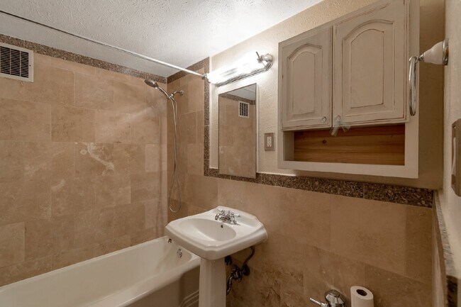 Building Photo - Large Two Bed / One bath in great Art deco building near Washington park.