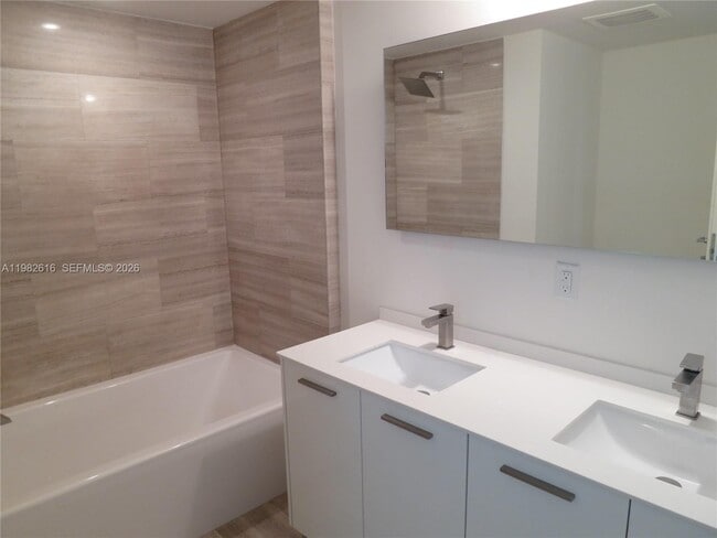 Building Photo - 1300 Brickell Bay Dr