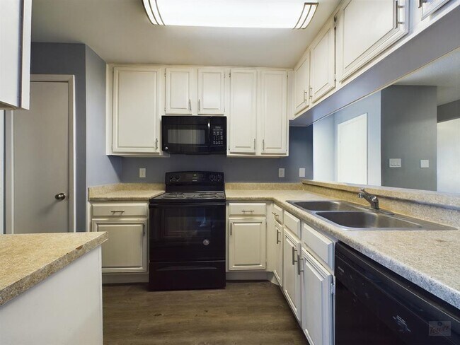 Building Photo - 806 W 24th St