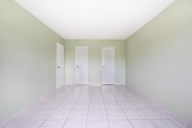 Building Photo - 2200 E Hallandale Beach Blvd