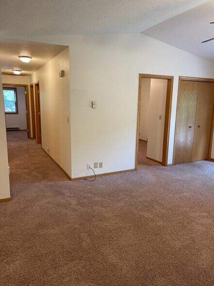 Building Photo - 3413 Oak Knoll Dr