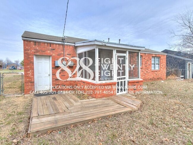 Building Photo - Cozy 2 Bed/1 Bath Single Family Brick Home...