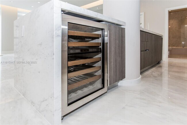 Building Photo - 460 NE 28th St